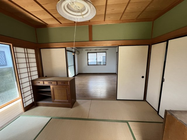 津山市二宮　中古住宅　4DKの和室|1F6帖和室
広縁のある和室