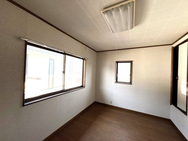 津山市二宮　中古住宅　4DKの洋室|2F6帖洋室
２面開口の明るい洋室