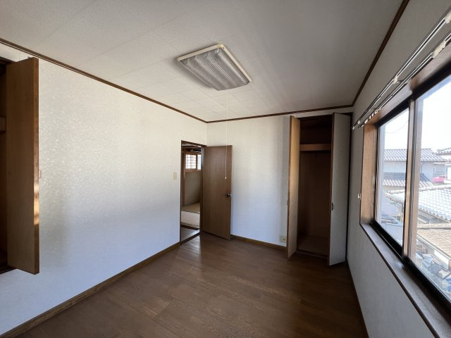 津山市二宮　中古住宅　4DKの洋室|2F6帖
２か所に収納を設置