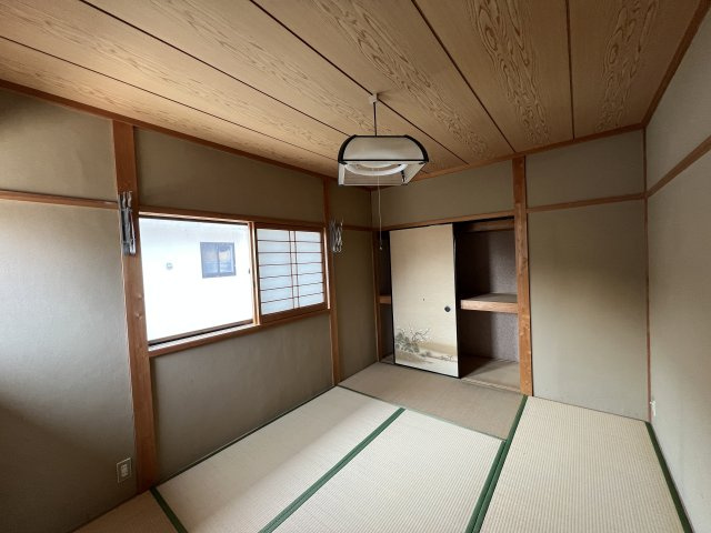 津山市二宮　中古住宅　4DKの和室|2F6帖
２面開口の明るい和室