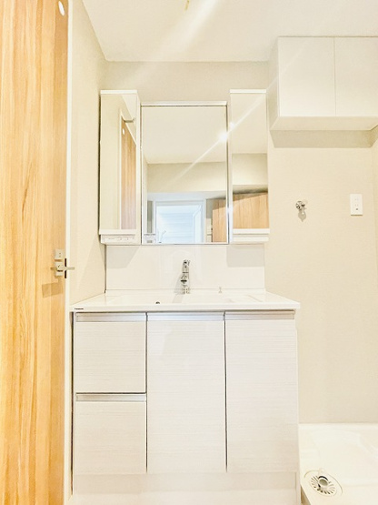 【独立洗面台】 | ライオンズマンション薬院第2 | 使いやすい洗面台。鏡裏と引き出しで収納力もあります