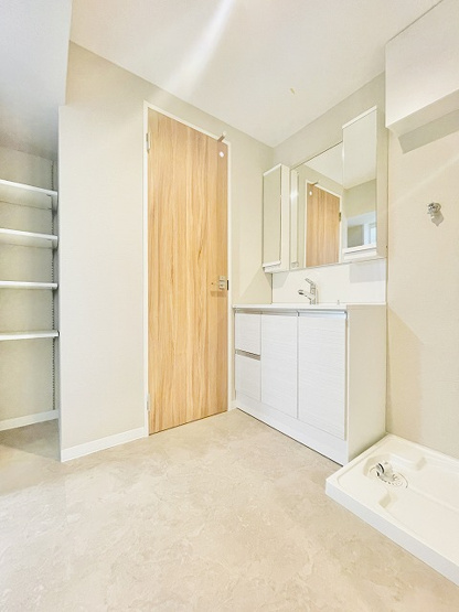 【ランドリースペース】 | ライオンズマンション薬院第2 | 洗面スペースに収納があるので助かりますね！