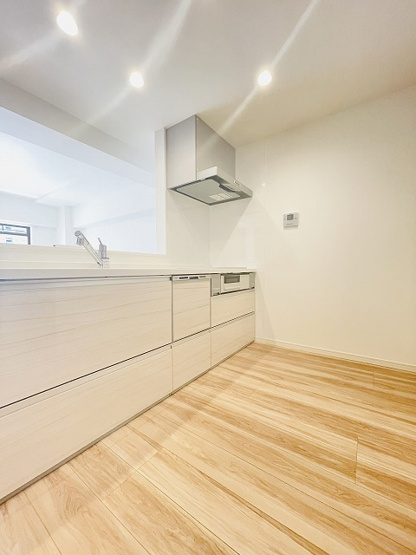 【居間・リビング】 | ライオンズマンション薬院第2 | 人気のカウンターキッチンです♪コンロはIHのため、お手入れが簡単で火事の心配も軽減されます◎