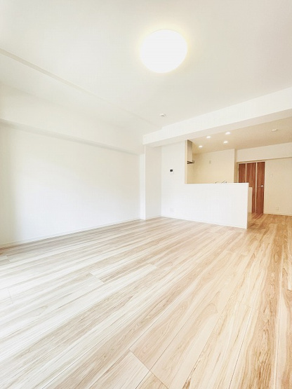 【居間・リビング】 | ライオンズマンション薬院第2 | 南東向きのリビングなので日当たり良好です♪また、使いやす縦長設計のため、家具の配置もしやすいです◎