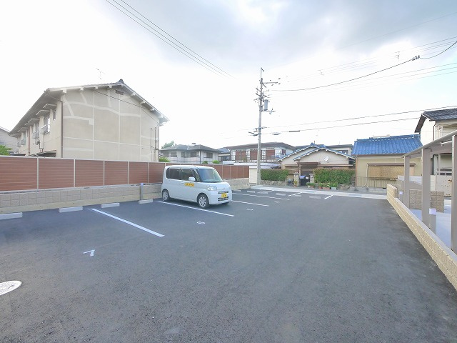 クリエオーレ天理の駐車場