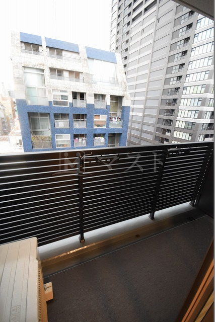 プレサンス堺筋本町駅前シェルのバルコニー