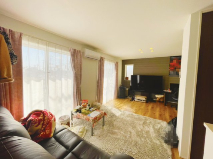 居住年数1年！築浅大和ハウスセキュレアシリーズの居間・リビング