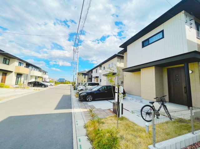 居住年数1年！築浅大和ハウスセキュレアシリーズの前面道路含む現地写真