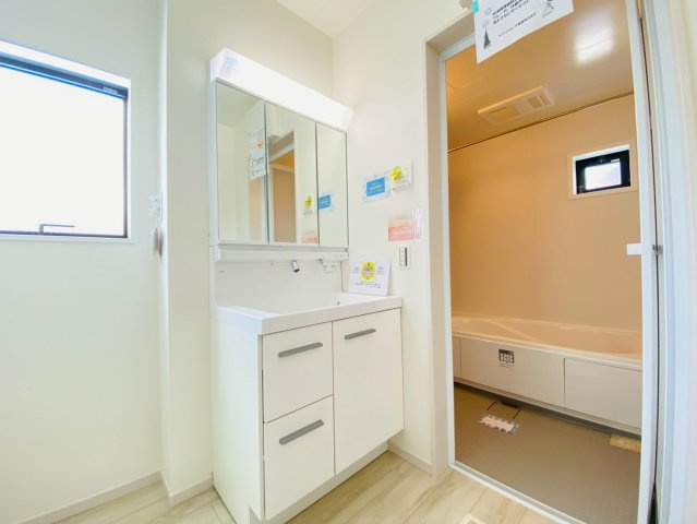 ケイアイテラス／大津町高尾野／４LDK／１号棟の独立洗面台|朝の支度にも助かる、独立の洗髪洗面化粧台です。