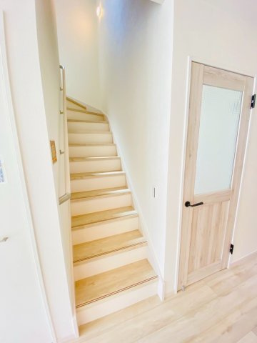 ケイアイテラス／大津町高尾野／４LDK／１号棟のその他|二階へ繋がる階段は、手すりもついていて安心です。