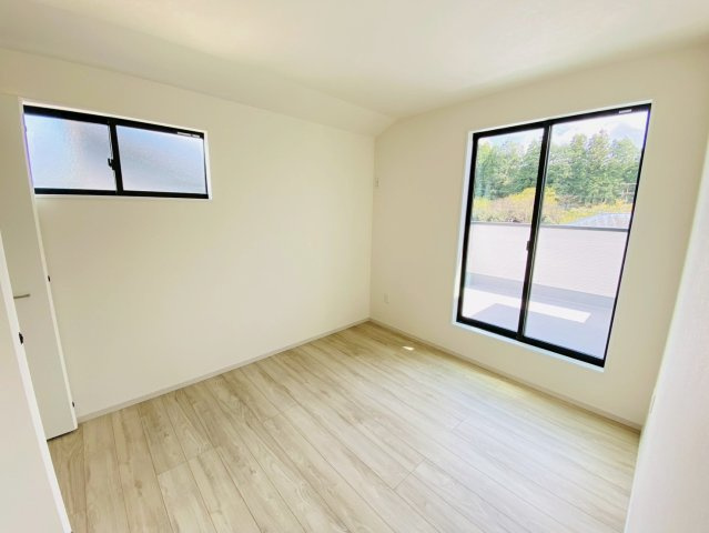 ケイアイテラス／大津町高尾野／４LDK／１号棟の洋室|大きな窓から光が入る明るい洋室です。