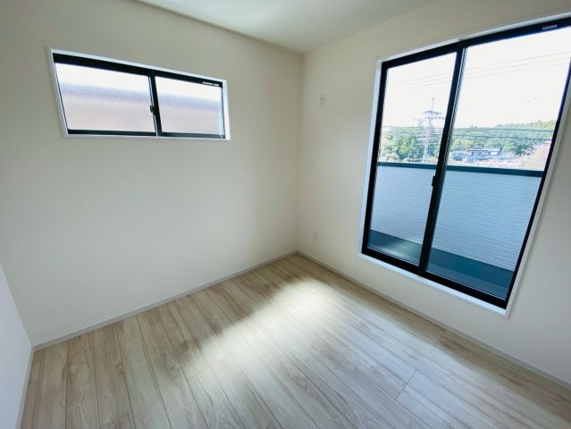 ケイアイテラス／大津町高尾野／４LDK／１号棟の洋室|バルコニーに面した大きな窓から光が差し込む明るい洋室です。