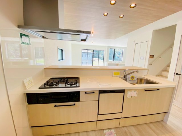 ケイアイテラス／大津町高尾野／４LDK／１号棟のキッチン|手元が少し隠れるカウンターキッチンなので、リビングのお客様から視線をガードすることができます。