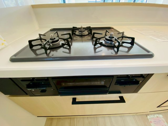 ケイアイテラス／大津町高尾野／４LDK／１号棟のキッチン|三口コンロでお料理の効率も上がります。