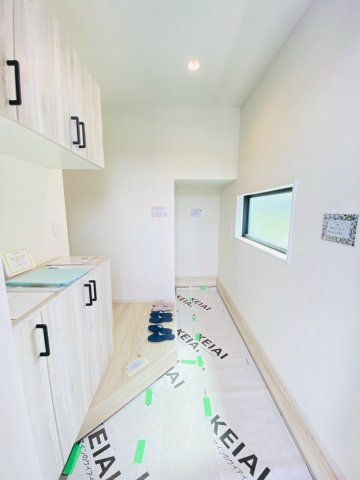 ケイアイテラス／大津町高尾野／４LDK／１号棟の玄関|玄関横に収納スペース。たくさん収納できそう。