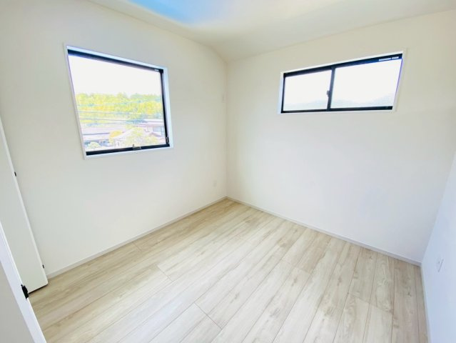 ケイアイテラス／大津町高尾野／４LDK／１号棟の洋室|二面の窓から光が差し込みます。プライベートもしっかり確保。