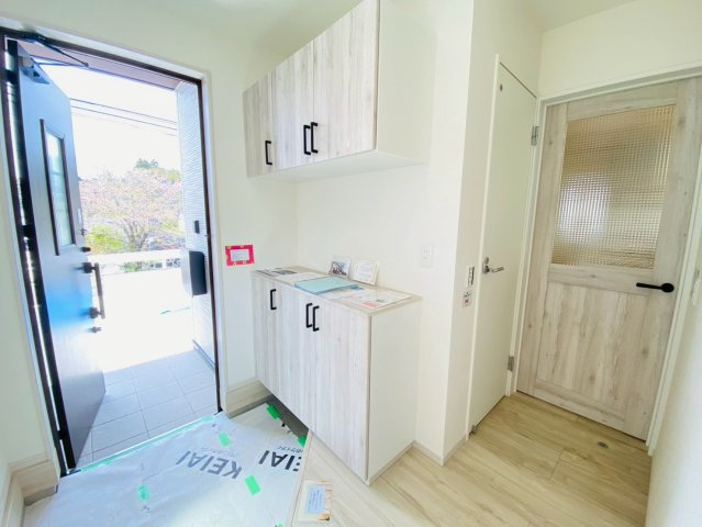 ケイアイテラス／大津町高尾野／４LDK／１号棟の玄関|広々とした玄関。シューズボックスの他、土間収納もあります。明るい印象の玄関です。