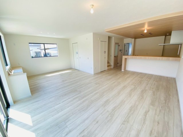 ケイアイテラス／大津町高尾野／４LDK／１号棟の居間・リビング|全体を見渡せる使いやすいリビングです。くつろぐご家族の様子を見ながらのんびりと過ごせます。