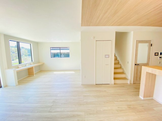 ケイアイテラス／大津町高尾野／４LDK／１号棟の居間・リビング|リビングを通って居室へ向かう動線は、帰宅した家族をあたたかく迎えることができる間取りです。