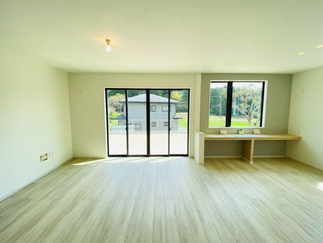 ケイアイテラス／大津町高尾野／４LDK／１号棟の居間・リビング|リビングの横にはカフェカウンター。外を見ながらのんびりコーヒータイムを楽しめます。