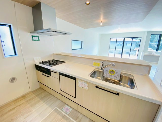 ケイアイテラス／大津町高尾野／４LDK／１号棟のキッチン|キッチンには窓もあるので自然光が入り明るく、使いやすいキッチンです。