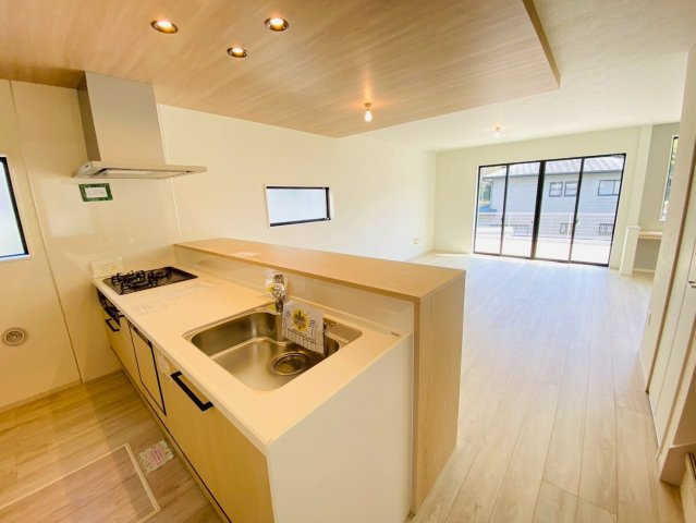 ケイアイテラス／大津町高尾野／４LDK／１号棟のキッチン|キッチンからリビング全体が見渡せます。家族の様子を見ながら料理ができる使い勝手のいいLDKです。