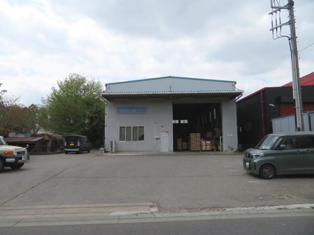 北葛飾郡松伏町大字築比地の工場の外観