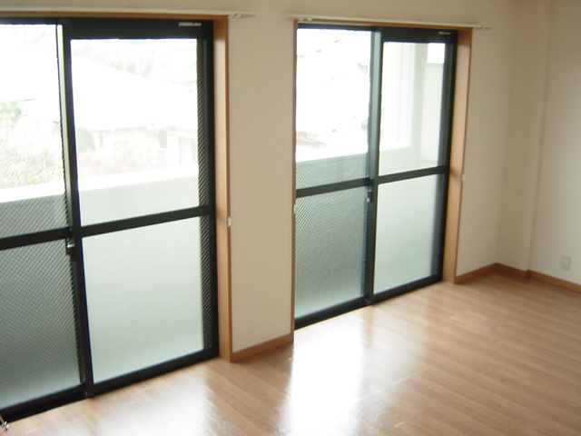 メゾンドコンフォース　Ⅰの居間・リビング|リビング大きな窓２つ