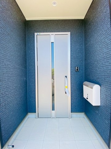 クレイドルガーデン／熊本市東区下江津第２／２号棟のエントランス|明るい印象の玄関。雨の日でも濡れずに宅配の荷物が受け取れます。