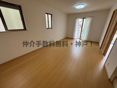 【居間・リビング】 | 神戸市垂水区桃山台3丁目　新築戸建1号棟　仲介手数料無料！ | ゆったりとした居間です