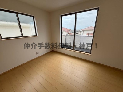 【洋室】 | 神戸市垂水区桃山台3丁目　新築戸建1号棟　仲介手数料無料！ | 落ち着いた色調の洋室です