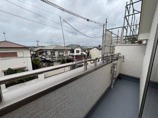 【バルコニー】 | 神戸市垂水区桃山台3丁目　新築戸建1号棟　仲介手数料無料！ | 外からの目が気にならないバルコニーで洗濯物が干せます