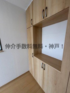 【玄関】 | 神戸市垂水区桃山台3丁目　新築戸建1号棟　仲介手数料無料！ | 収納もある玄関です