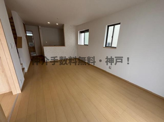 【居間・リビング】 | 神戸市垂水区桃山台3丁目　新築戸建1号棟　仲介手数料無料！ | ゆったり過ごせるリビングです