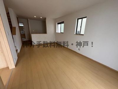 【居間・リビング】 | 神戸市垂水区桃山台3丁目　新築戸建1号棟　仲介手数料無料！ | ゆったり過ごせるリビングです