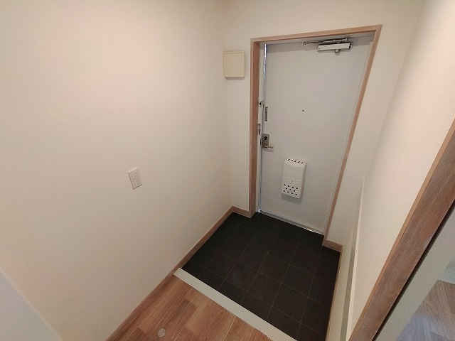 神戸市兵庫区西出町１丁目の賃貸マンションの玄関