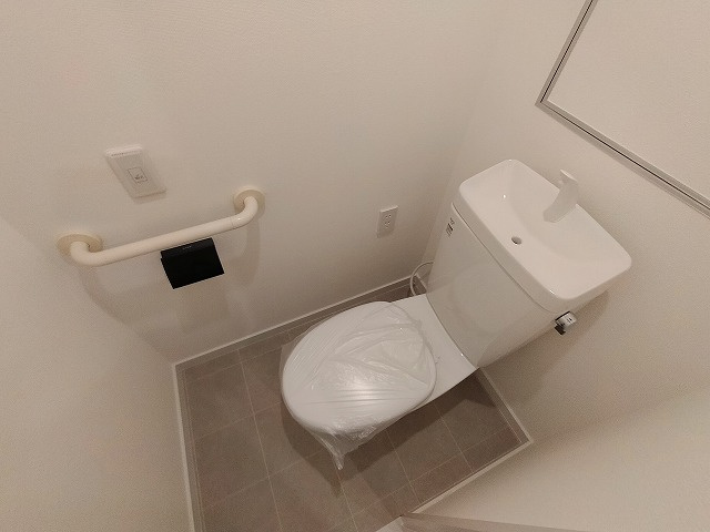 神戸市兵庫区西出町１丁目の賃貸マンションのトイレ