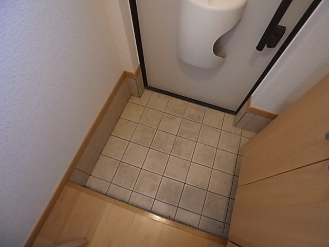 神戸市須磨区東落合２丁目のアパートの玄関