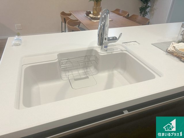 神戸市北区緑町　新築一戸建ての設備|蛇口の先端に浄水器を内蔵しています！原水と浄水、お湯と冷水、シャワーの切替えがワンタッチなので用途によって使い分けられます。