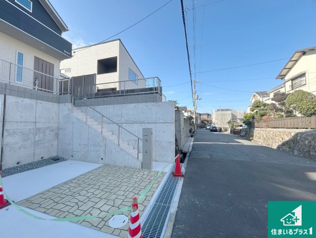 神戸市北区緑町　新築一戸建ての前面道路含む現地写真|周辺は閑静な住宅街！前面道路広々で車の出し入れも便利です。駐車が苦手な方でも安心して車庫入れできます！