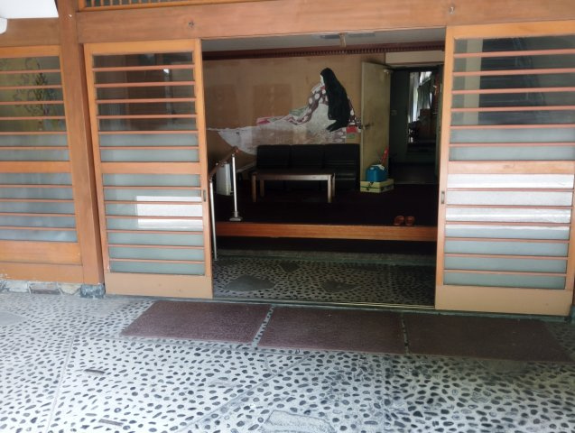 見附市細越1丁目中古店舗住宅付き（旧割烹赤坂家）の玄関