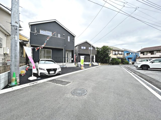 狭山市狭山・全3棟　新築一戸建　3号棟の前面道路含む現地写真|前面道路は約6.2ｍの私道につき車通りが少なくゆったり暮らせます。