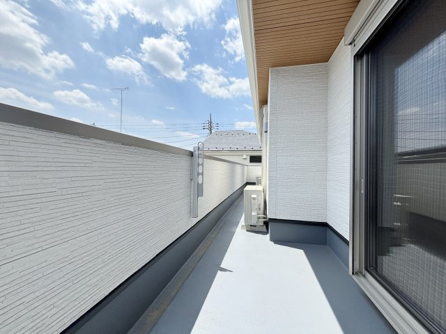 練馬区小竹町1丁目 限定1棟のバルコニー|南向きのワイドルーフバルコニー
3部屋かだ出入りでき便利な仕様
陽当り良好でお洗濯物もしっかりと乾きます