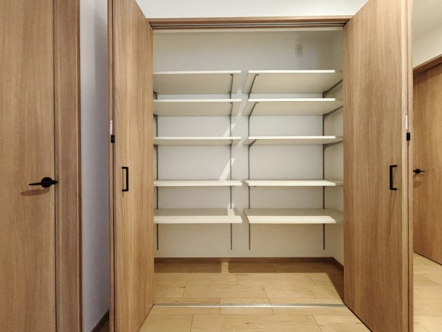 練馬区小竹町1丁目 限定1棟の収納|2階ホールには便利な収納を設置
可動棚なのでお好みの収納にレイアウトできます
日用品などの収納にも便利です