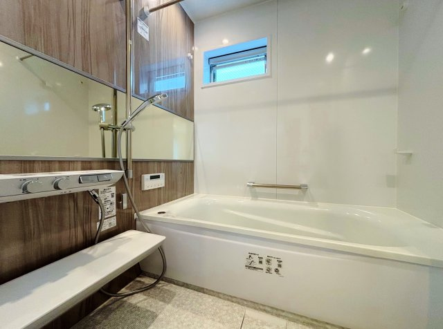 練馬区小竹町1丁目 限定1棟の浴室|ゆったりと足を伸ばしてご入浴いただける一坪タイプのユニットバス
お子様とのご入浴も快適な広さです
浴室乾燥機付
