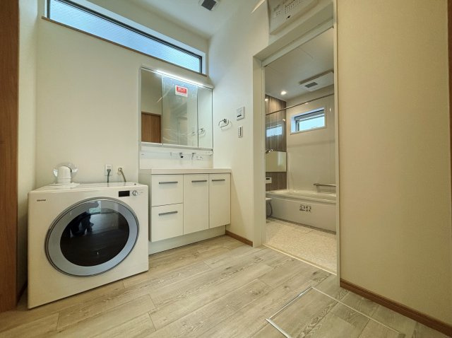 練馬区小竹町1丁目 限定1棟の独立洗面台|使いやすい三面鏡の洗面台+衣類乾燥機を設置した洗面室
広々とした洗面室はお子様との入浴にも充分なスペースがございます