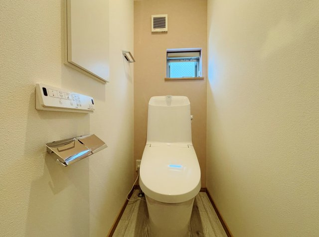 練馬区小竹町1丁目 限定1棟のトイレ|トイレは1階・2階にございます
温水洗浄暖房便座機能付
トイレにもアクセントクロスを施しお洒落な空間