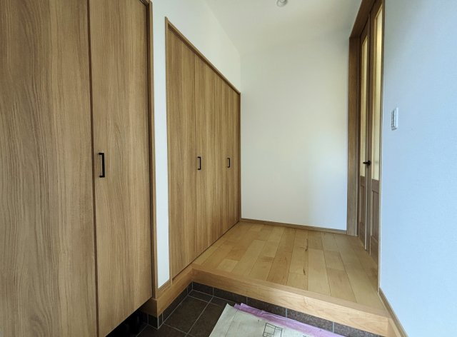 練馬区小竹町1丁目 限定1棟の玄関|玄関ホールにはシューズクロークとワイドなシューズボックスを設置
アウトドア用品などの収納にも便利です
ご家族の季節ごとの靴もしっかり収納できます