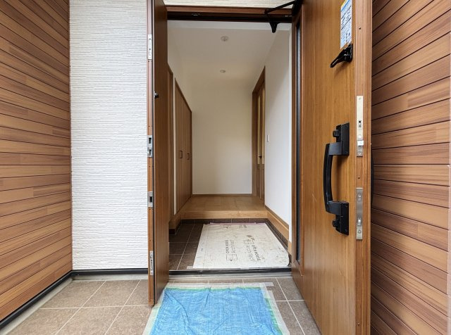 練馬区小竹町1丁目 限定1棟の玄関|玄関扉は親子扉なので、よりワイドに開きます
開放的である事はモチロン大きな荷物の持ち出しなどにも便利です