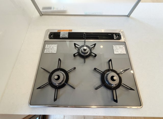 練馬区小竹町1丁目 限定1棟のキッチン|お手入れしやすいガラストップコンロが標準装備です